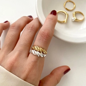 Minimalist 925 sterling silver twisted ring with elegant pearl accents on model's hand