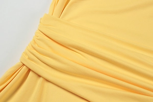Detailansicht der leuchtend gelben Raffung mit elegantem Falten-Design für das Kleid