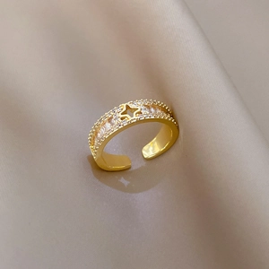Detail eines Goldrings mit Zirkoniasteinen auf Seidenhintergrund für Damen