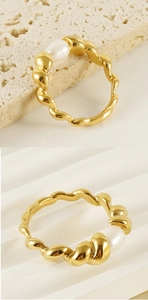 Detail shot of a 18k gold-plated twisted band ring featuring a single white natural pearl