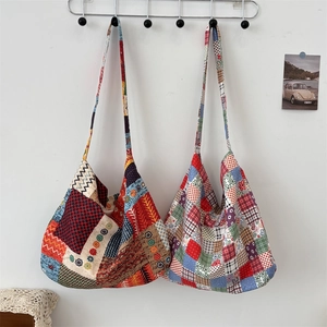 Détail de sacs fourre-tout en toile patchwork ethnique aux motifs géométriques et floraux