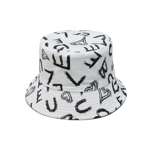 Dettaglio cappello pescatore in cotone bianco con scritte LOVE graffiti nere e cuori