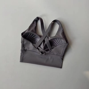 Détail du soutien-gorge de sport gris foncé avec sangles croisées et coussinets respirants