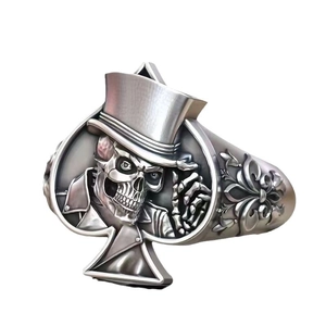 Bague punk crâne as de pique argentée rétro avec relief chapeau et motifs floraux