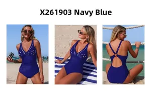 Dettaglio del costume intero blu navy con ritagli laser e schiena scoperta a U