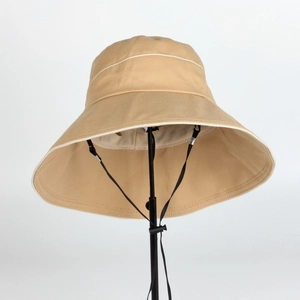 Détail du chapeau de soleil kaki à large bord avec cordon coupe-vent réglable