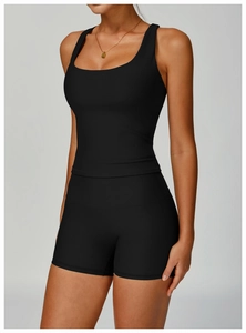 Détail de la texture côtelée sur le débardeur de yoga noir et le short de sport ajusté