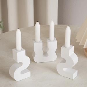 Minimalistische S-vormige en golfvormige hars kandelaars met witte kaarsen set