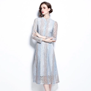 Elegante abito a trapezio in pizzo azzurro con colletto alla coreana e maniche lunghe
