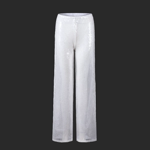 Détails des paillettes blanches scintillantes et du tissu en maille du pantalon