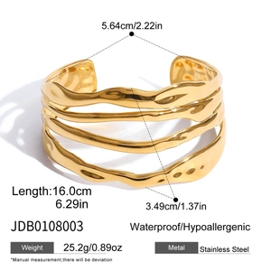 Détails du bracelet manchette à 4 couches ondulées en acier inoxydable doré 18 carats