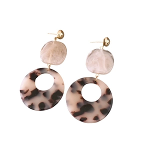 Boucles d'oreilles pendantes rondes en résine avec motif léopard et clous dorés