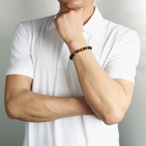 Bracelet pour homme en oeil de tigre naturel et pierres mates sur poignet de mannequin