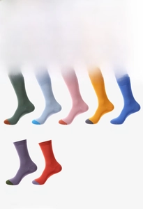 Dettaglio che mostra dodici diversi colori a tinta unita e texture a righe di calze in cotone