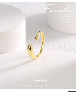 Dettaglio dell'anello in argento 925 placcato oro con punzone S925 su base bianca