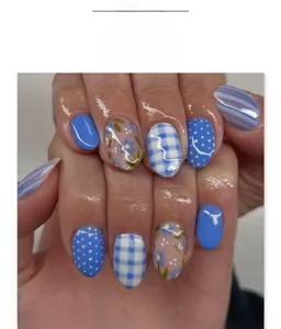 Faux ongles courts ronds bleus et blancs avec motifs de marguerites et abeilles