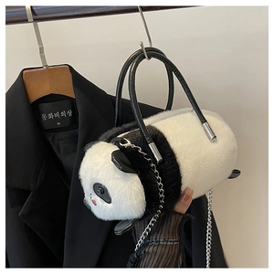 Dettaglio borsa panda in peluche con manici neri e tracolla a catena in metallo