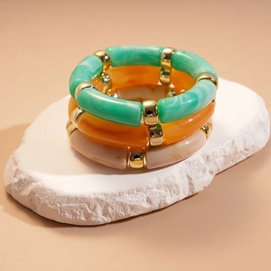 Set de trois bracelets en acrylique bambou vert orange et blanc avec perles dorées