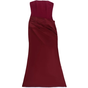 Détail d'une robe de soirée bordeaux en satin avec jupe plissée et bustier élégant