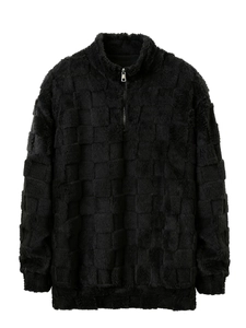 Détail du pull noir à quart de zip avec texture en damier et polaire douce pour hommes
