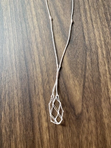 Détail d'un sac en filet en coton blanc tissé à la main pour pierres et pendentifs en jade
