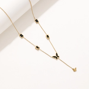 Collier en acier doré avec pendentif papillon noir et détails rectangulaires élégants