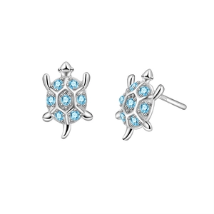 Orecchini a perno a forma di tartaruga in argento S925 con zirconi blu su sfondo bianco