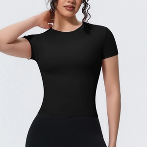 Détail du t-shirt de yoga noir ajusté montrant le tissu respirant et les coutures nettes