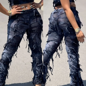 Dettaglio dell'allacciatura con frange sui pantaloni svasati a vita alta blu scuro