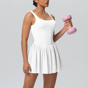 Détail de la robe de tennis blanche sans manches avec jupe plissée et dos sport élégant