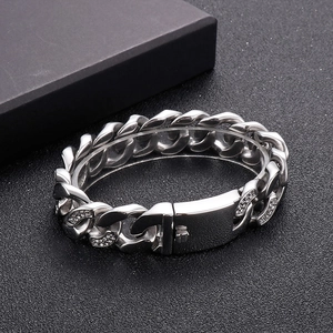 Détail d'un bracelet gourmette en acier titane argenté avec incrustation de strass