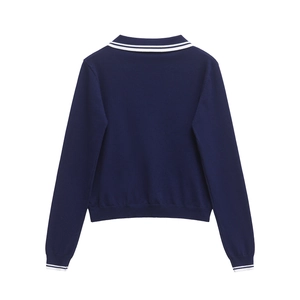 Vue arrière d'un pull en maille bleu marine avec des rayures blanches au col et aux poignets