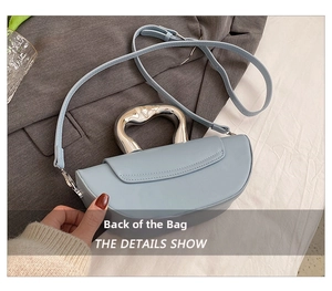 Vue arrière du sac à main bleu clair semi-circulaire avec poignée en métal argenté