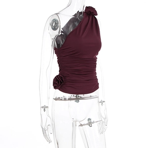 Detail eines burgunderfarbenen One-Shoulder-Tops mit 3D-Rosen und geraffter Textur