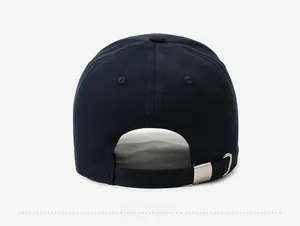 Détail de la casquette bleu marine montrant la boucle métallique argentée et la sangle arrière