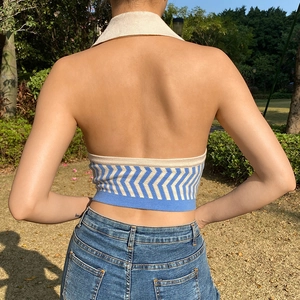 Dettaglio del motivo a onde blu e bianco sul top a maglia con scollo all'americana