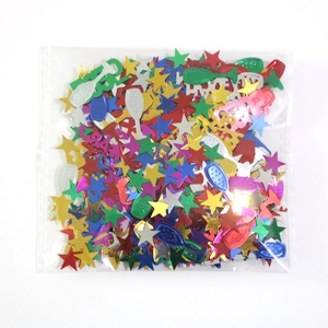 Gros plan de confettis métalliques colorés en forme d'étoile et de bouteille en emballage