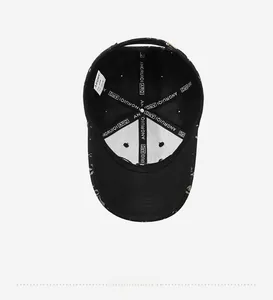 Détail de l'intérieur de la casquette avec bandeau blanc griffé et étiquette d'entretien