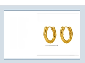 Détail de boucles d'oreilles en acier doré 18 carats avec motifs embossés rétro
