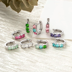 Exquisite 8mm silberne Creolen mit lebhaften bunten Zirkonsteinen in einer feinen Reihe