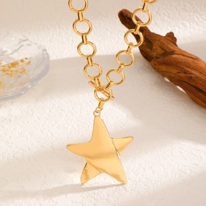 Dettaglio della collana dorata con ciondolo a stella e chiusura a levetta OT vintage