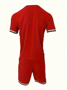 Vue arrière de l'ensemble de sport rouge avec bordures rayées sur t-shirt et short