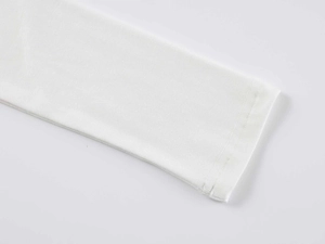 Détail de poignets côtelés blancs avec coutures à double aiguille et texture tricotée
