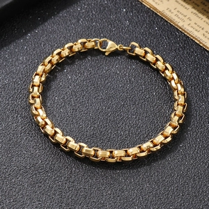 Dettaglio ravvicinato del bracciale a catena dorata con chiusura a moschettone lucida
