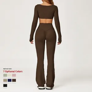 Conjunto de yoga marrón oscuro para mujer con top corto y pantalones acampanados