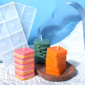 Vista macro de un molde de silicona para velas de 12 rejillas con velas creativas de capas