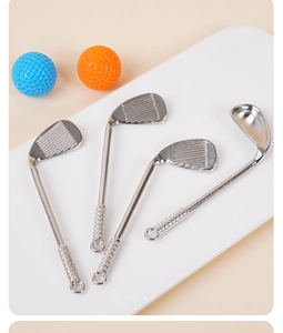 Détail de quatre porte-clés mini clubs de golf en argent avec textures réalistes