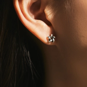 Retro s925 silver hollow star stud earring with a vintage hip-hop style for ear piercing
