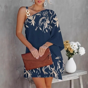 Marineblaues schulterfreies Kleid mit goldener Kette und beigem Blattmuster-Print