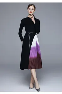 Détails du plissé accordéon en dégradé violet sur une robe en maille noire avec ceinture
